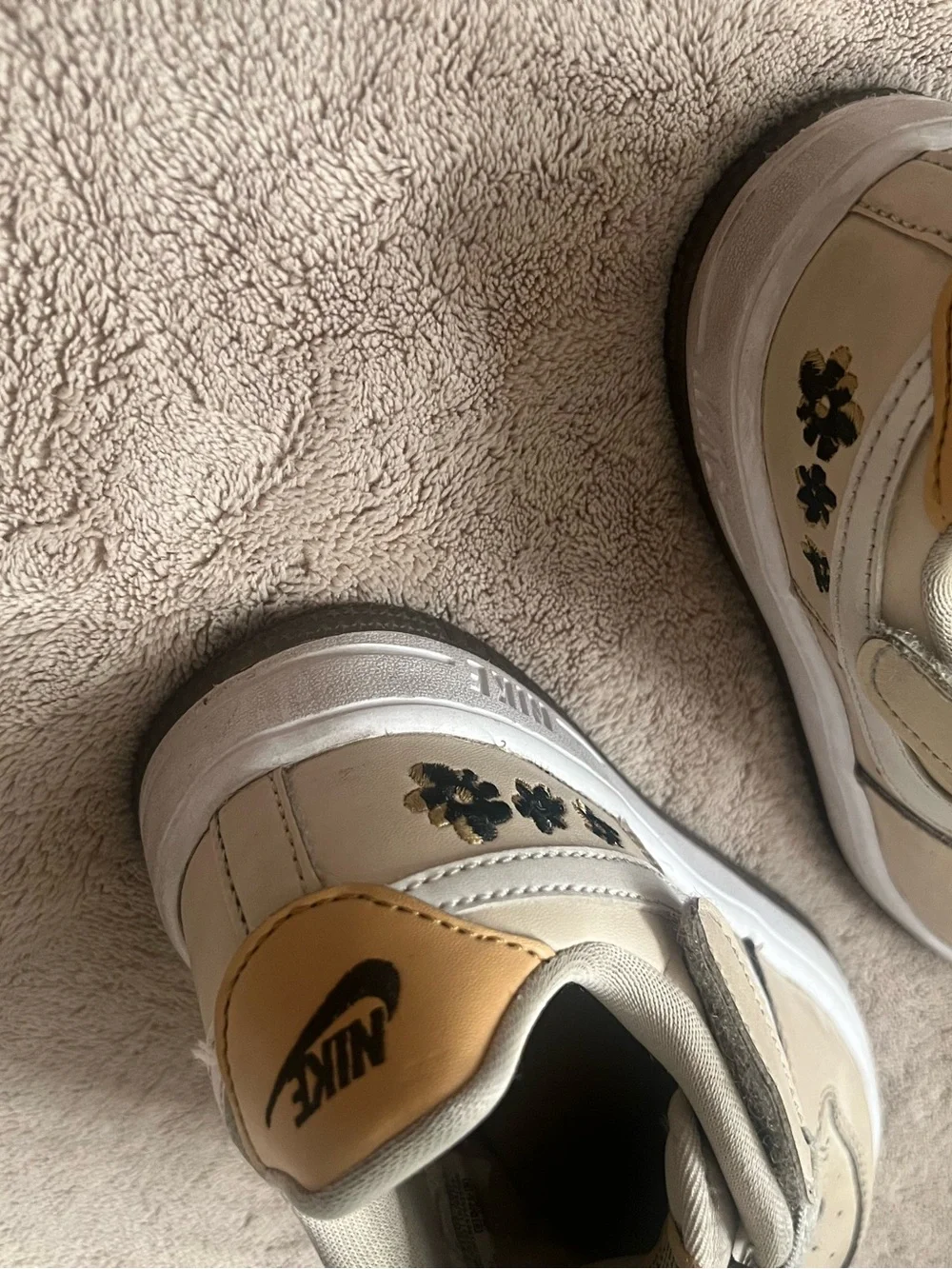 GIRLS NIKE SHOES